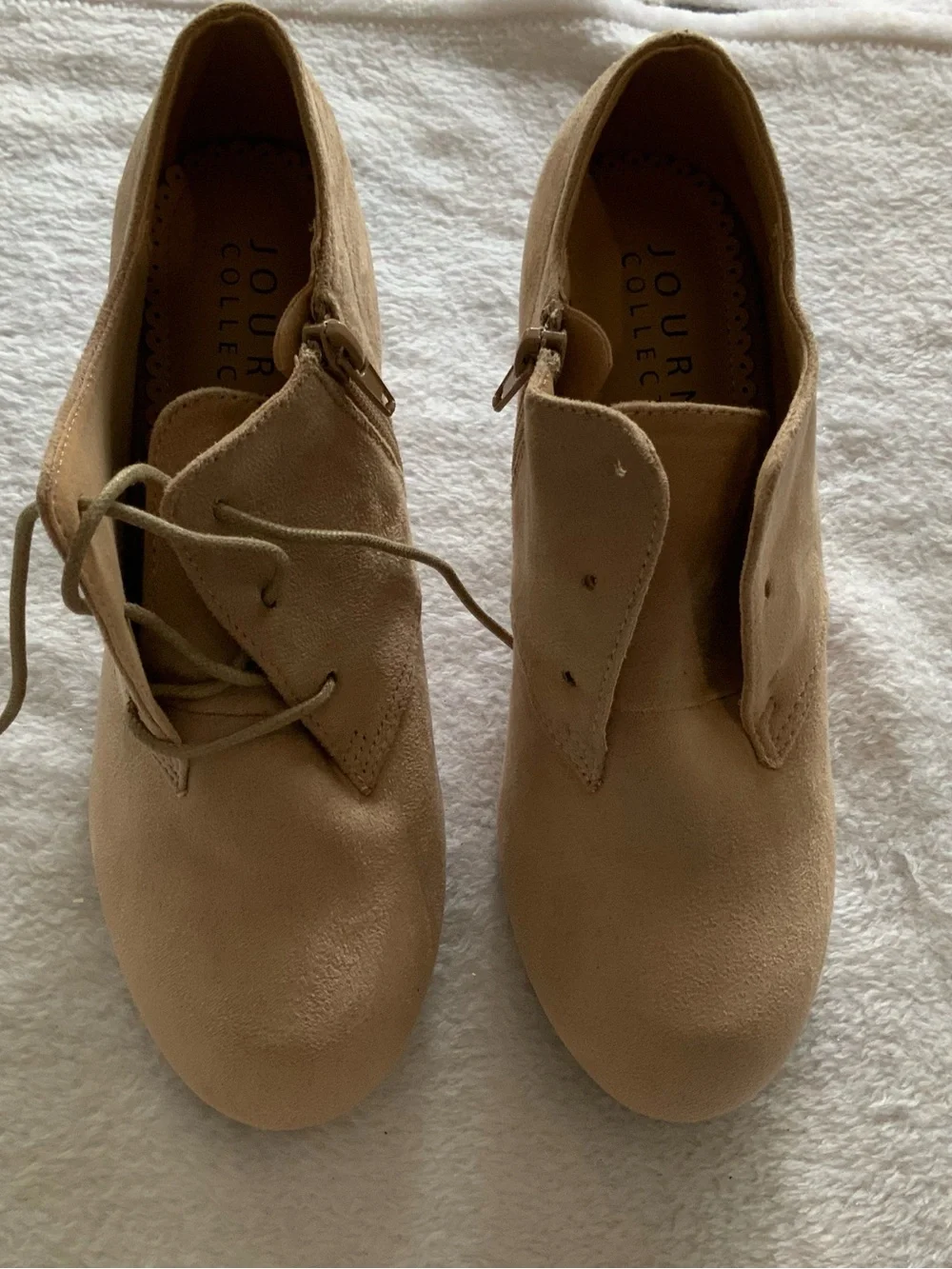 Journee women’s Tan Suede Lace-Up Shoes missing one string new size 6 sku 3284
